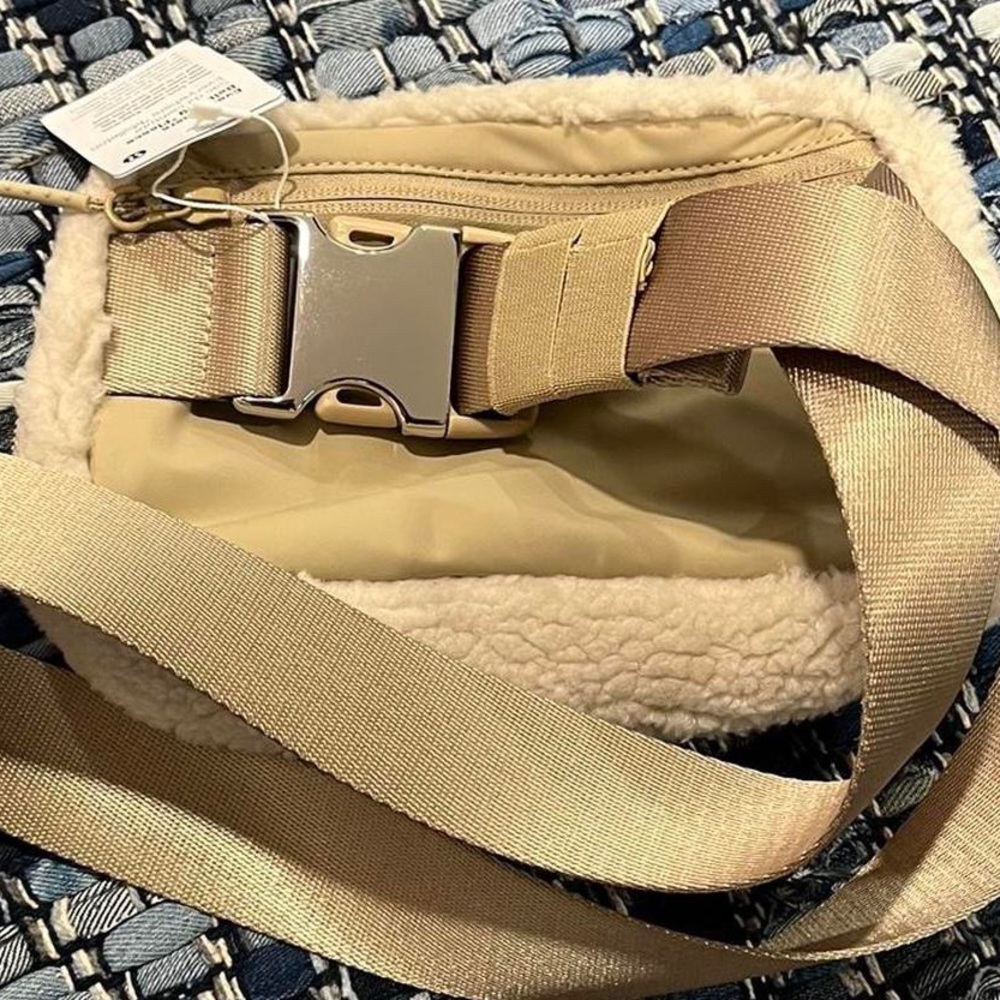 NWT Sherpa Fleece Lululemon Everywhere Belt Bag in Natural Ivory / Trench - Picture 3 of 3